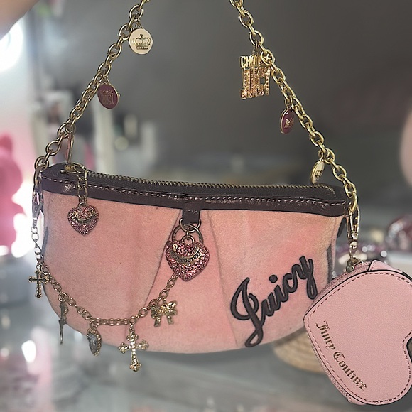 Best vintage pink juicy couture purse in my opinion with additional iteams - Picture 2 of 6